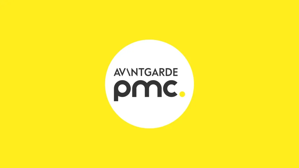 PMC-Logo in weißem Kreis auf gelbem Hintergrund