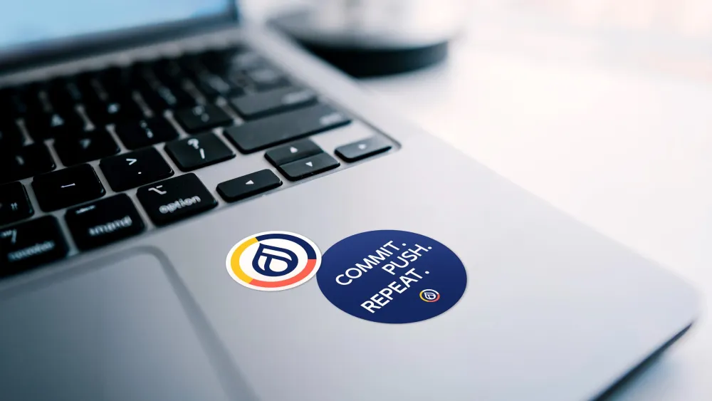Laptop mit unterschiedlich bunten Drupal DE Aufklebern