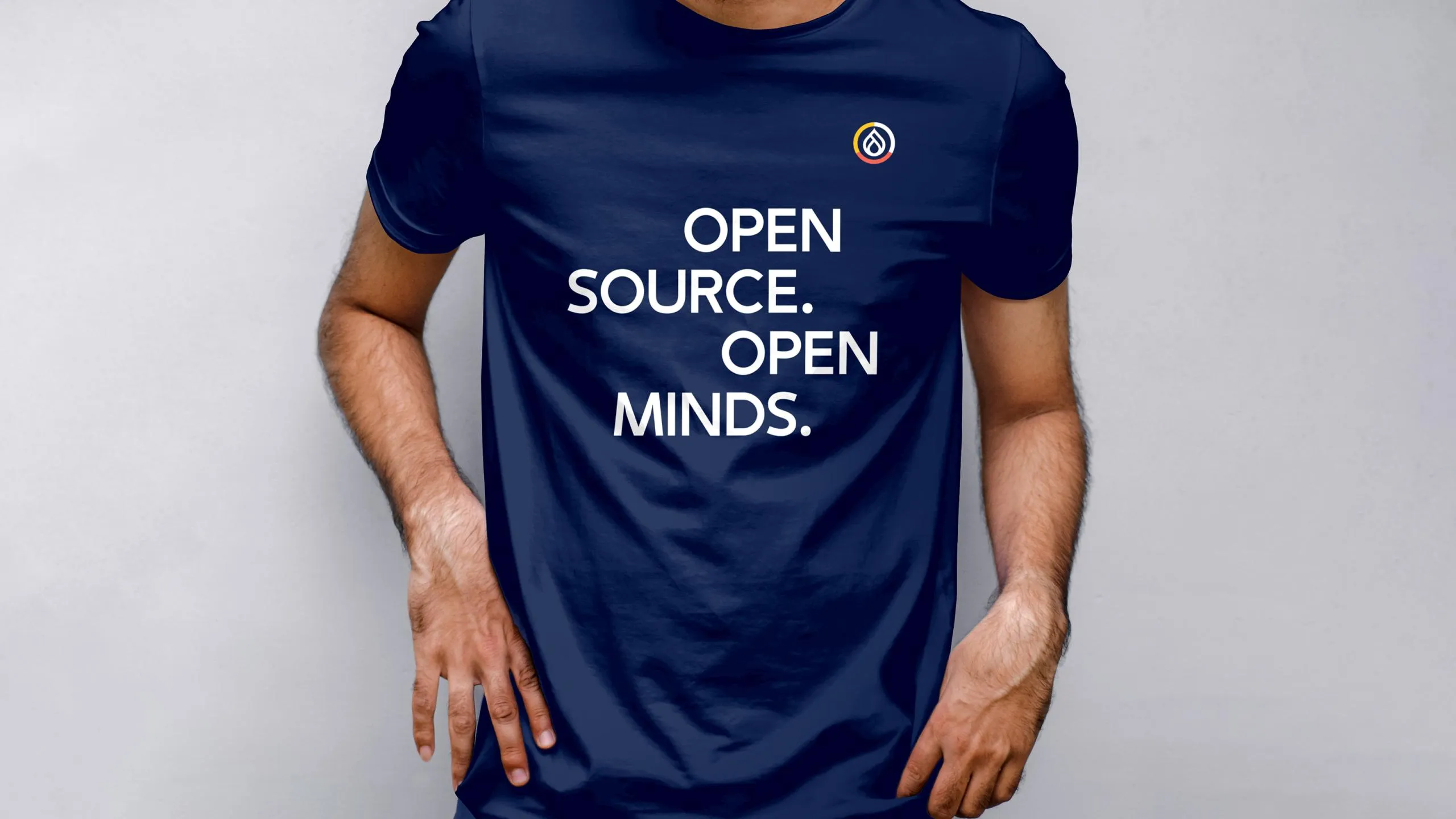 Person trägt marineblaues T-Shirt mit Aufschrift "Open Source Open Minds"